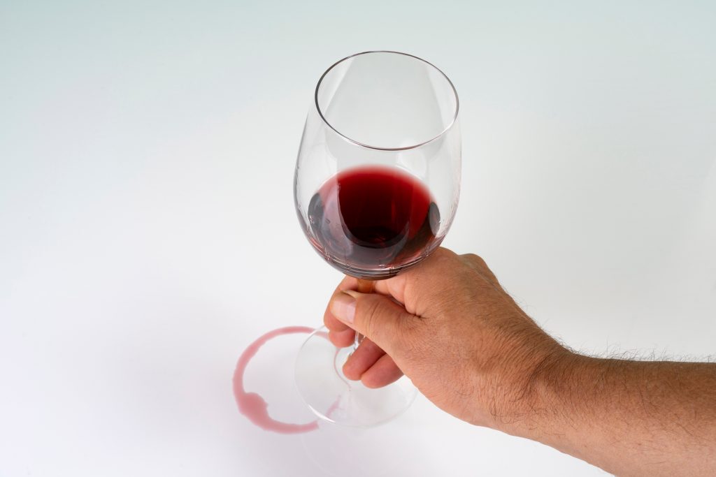 ¿Cómo quitar manchas de vino? Los trucos más eficaces